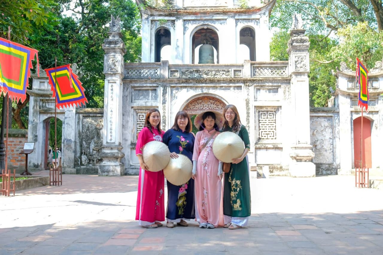 Hanoi Instagram Tour: Ceramic Mosaic Mural, Sword Lake, Long Bien Bridge - მთავარი სურათი