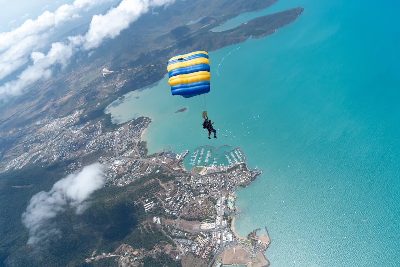 Tandem Skydiving Experience Airlie Beach - სურათი 3