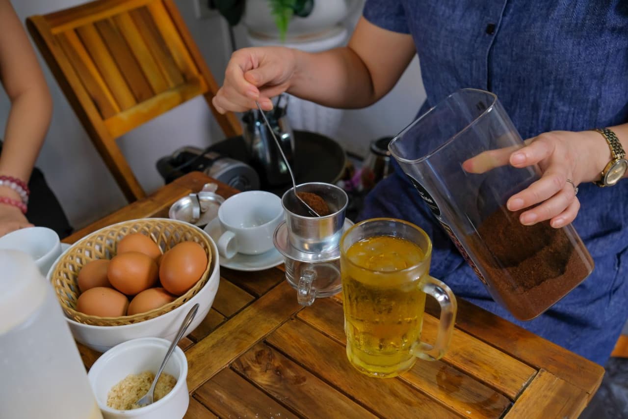 Egg Coffee Class and Hanoi Street Food Walking Tour - სურათი 2