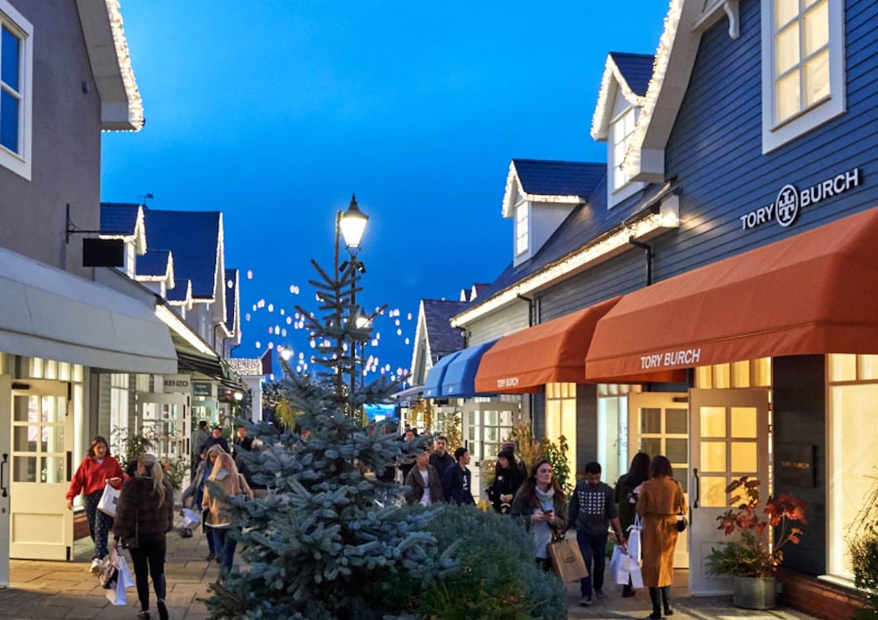 Bicester Village Shopping with Round Trip Rail Transfers from London - სურათი 6
