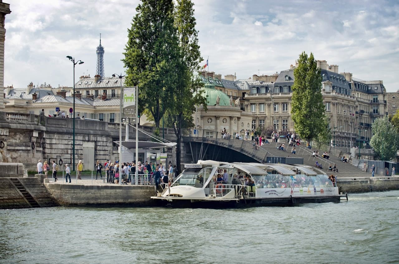 Batobus Paris Hop-on Hop-Off Riverboat - სურათი 7