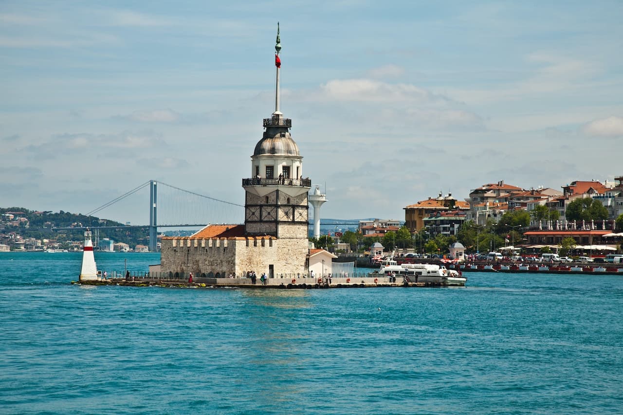 Bosphorus Sightseeing Cruise on a Luxury Yacht - სურათი 11