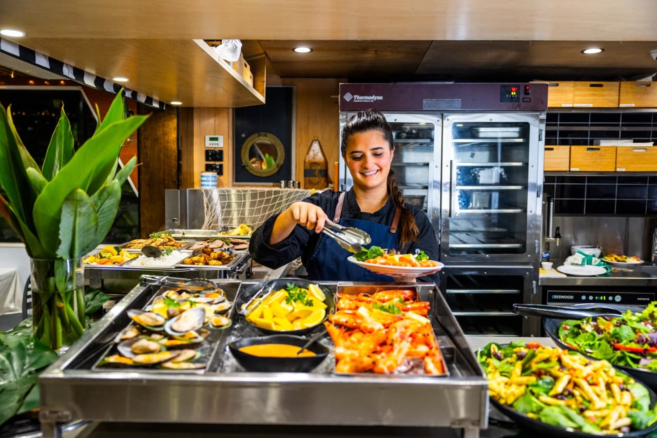 Gold Coast Buffet Dinner Cruise aboard Sea World Cruises - სურათი 8