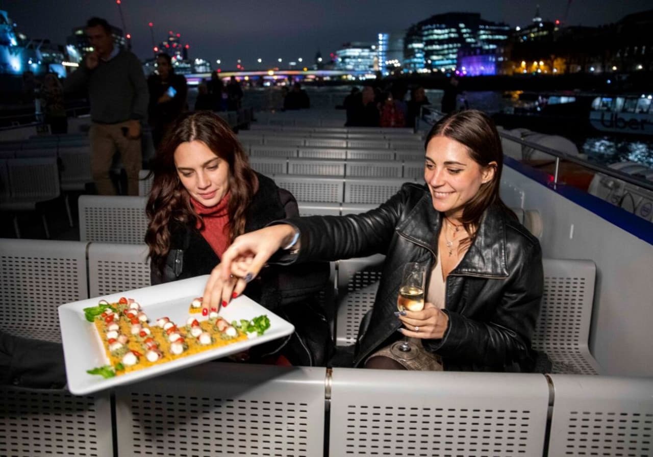 London Evening Cruise with Canapés and Music - სურათი 6