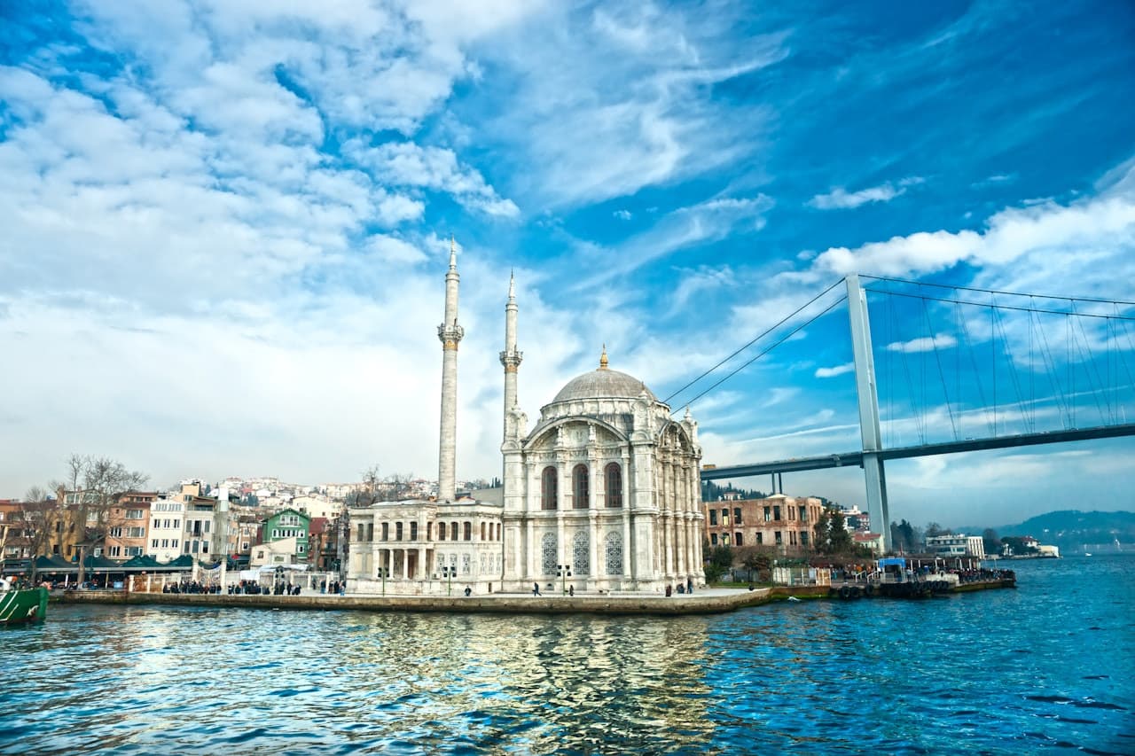 Bosphorus Sightseeing Cruise on a Luxury Yacht - სურათი 9