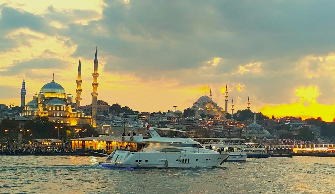 Bosphorus Sightseeing Cruise on a Luxury Yacht - სურათი 4