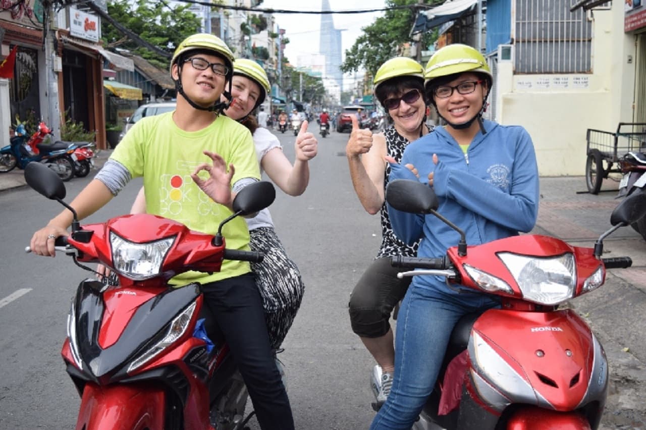 Ho Chi Minh City Night Food Tour by Motorbike - სურათი 12