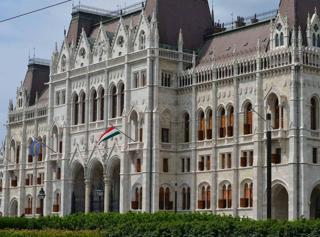 Budapest: Castle District & Hungarian Parliament Guided Tour + Transport - მთავარი სურათი