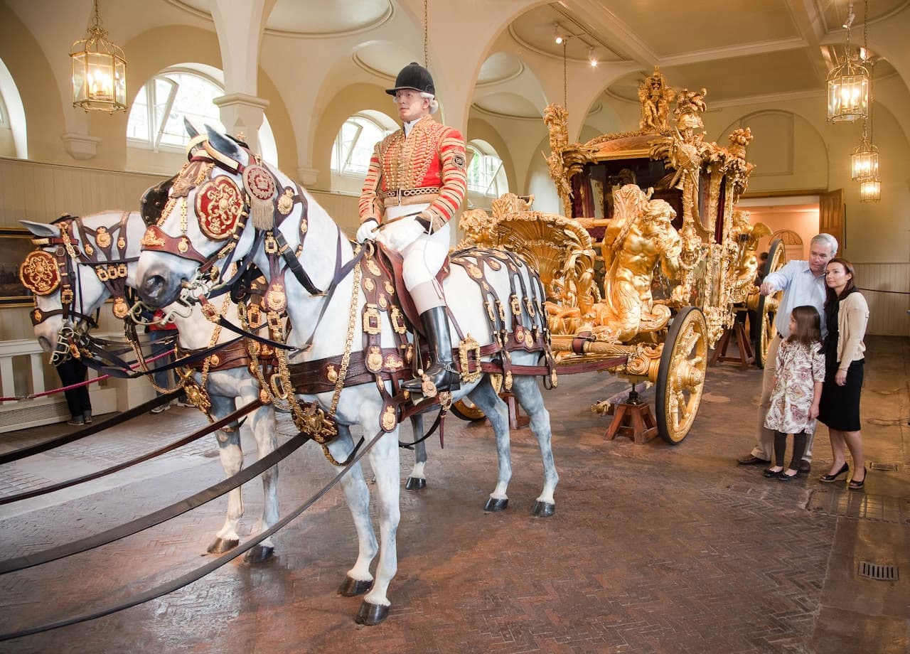Royal Mews at Buckingham Palace - მთავარი სურათი