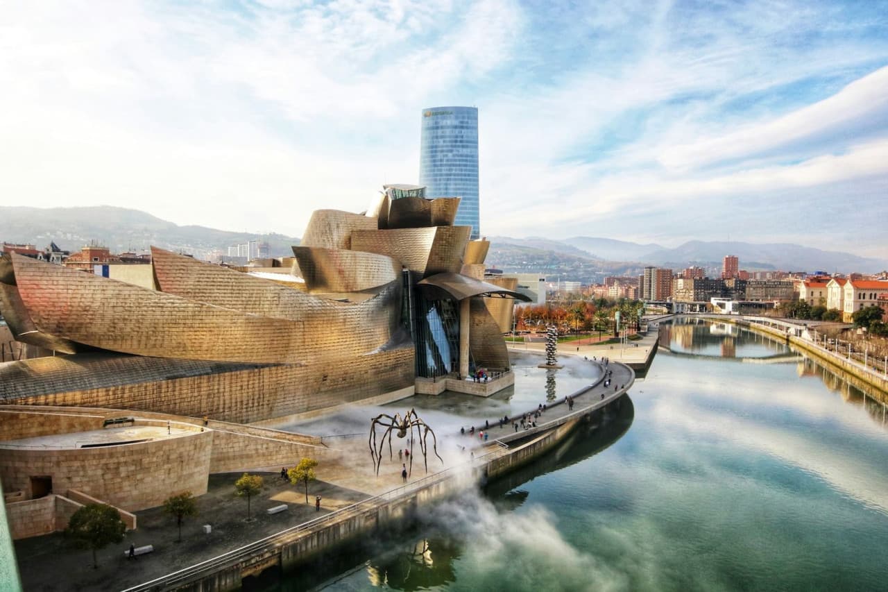 Guggenheim Museum Bilbao Ticket with Artistic City Self-Guided Audio Tour - სურათი 4