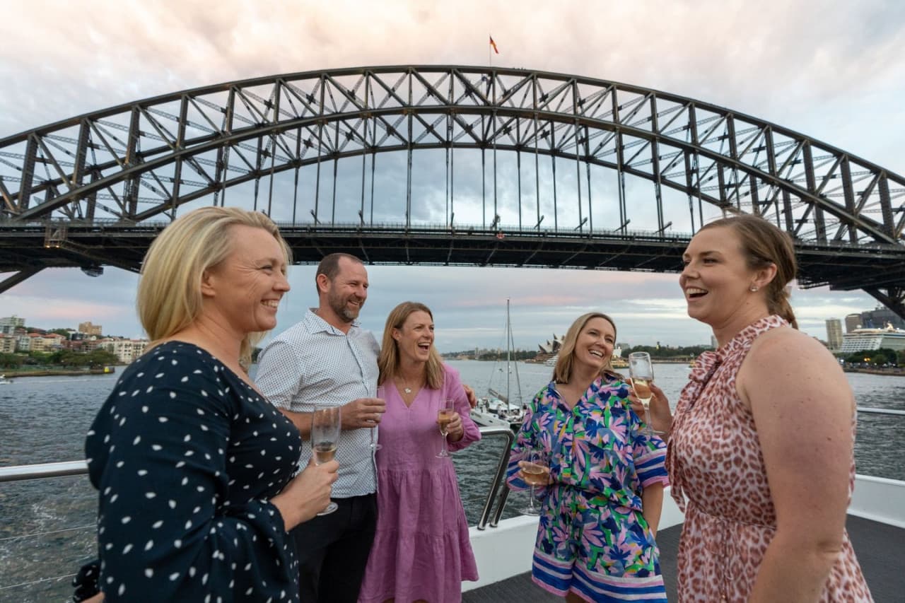 Sydney Harbour Lunch Cruise aboard Magistic Cruises from Darling Harbour - სურათი 6