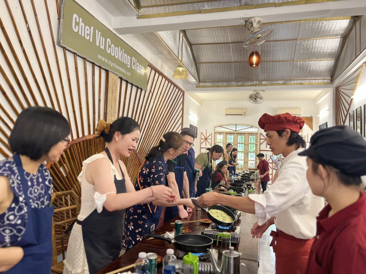 Chef Vu Cooking Class with Market Tour and Cyclo Ride - სურათი 3