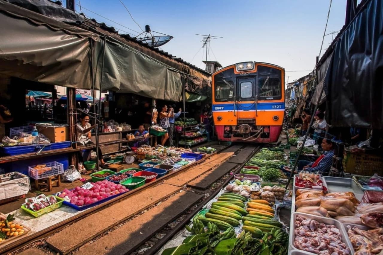 Maeklong Railway Market and Damnoen Saduak Floating Market Half-Day Tour - სურათი 3