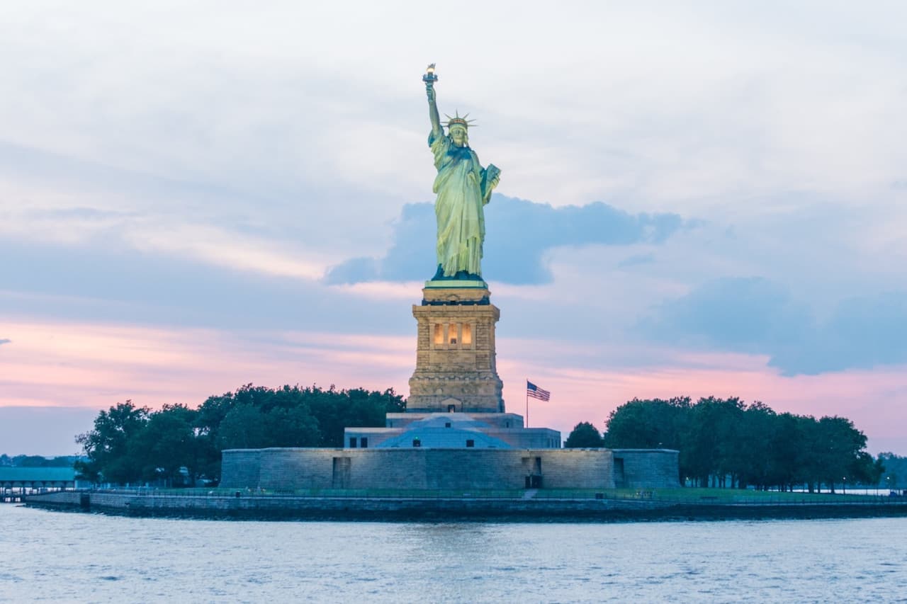 Official Statue of Liberty & Ellis Island Admission Ticket + Roundtrip Ferry by Statue City Cruises - სურათი 14
