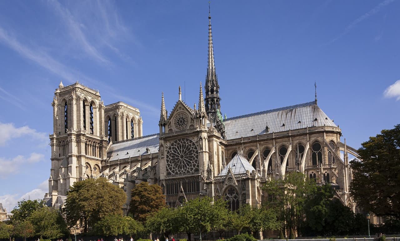 Notre Dame Exterior Tour with English- or Spanish-Speaking Guide & Cathedral Entry - მთავარი სურათი