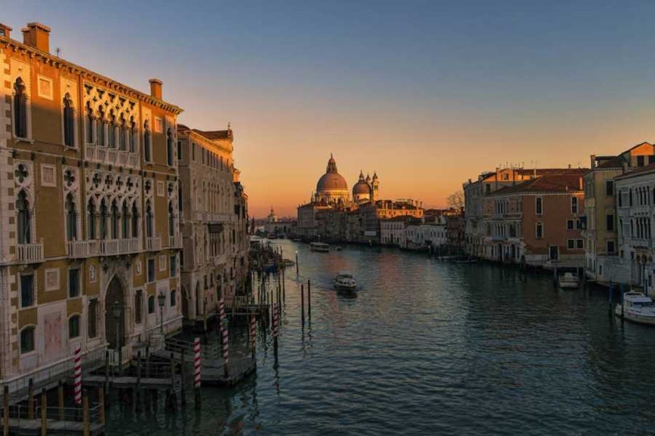 Venice: Gondola Ride with Live Commentary - სურათი 5