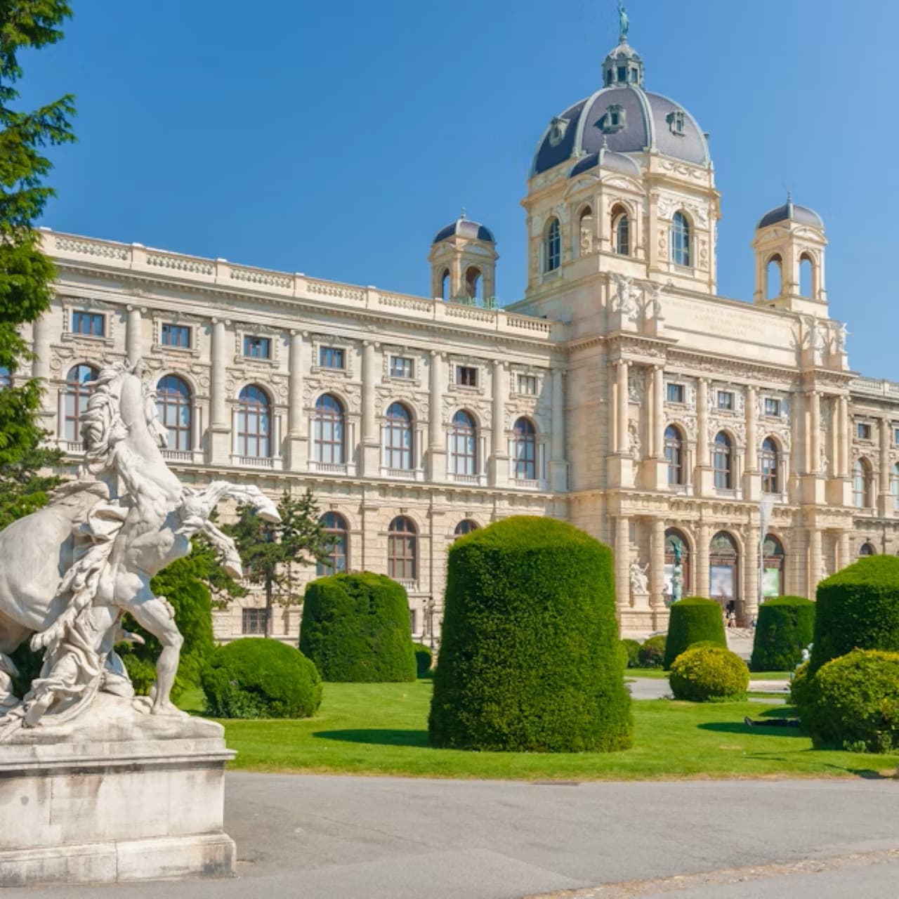 Imperial Treasury at the Hofburg Palace - სურათი 5