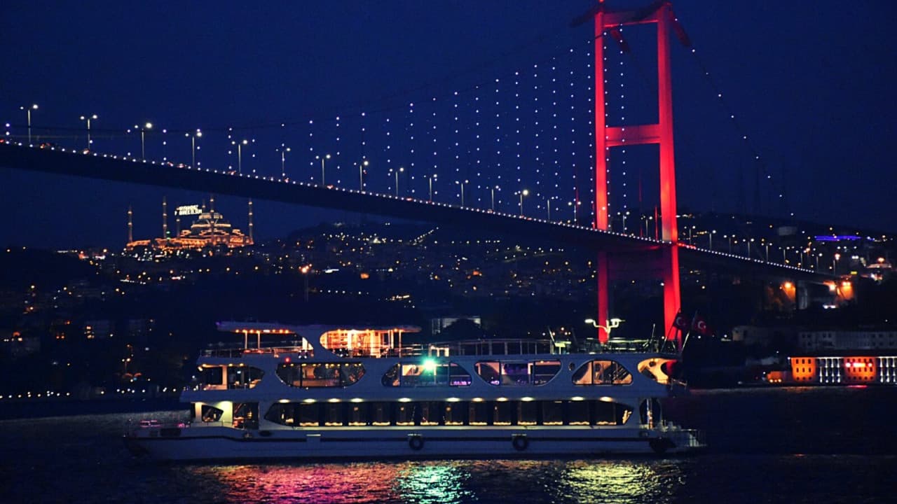 Bosphorus Dinner Cruise with Turkish Night Show - მთავარი სურათი