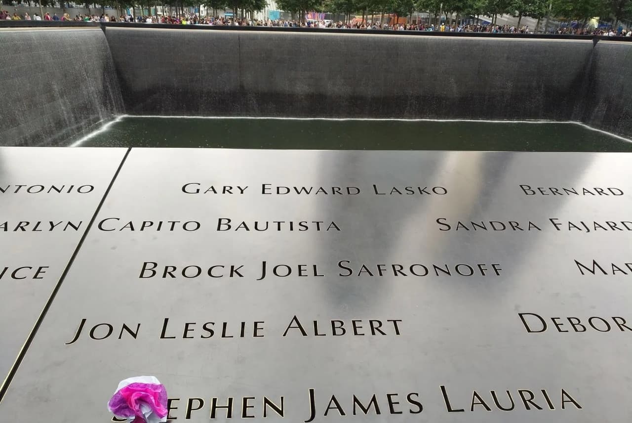 9/11 Memorial & Wall Street Walking Tour + Optional 9/11 Museum Admission - სურათი 17