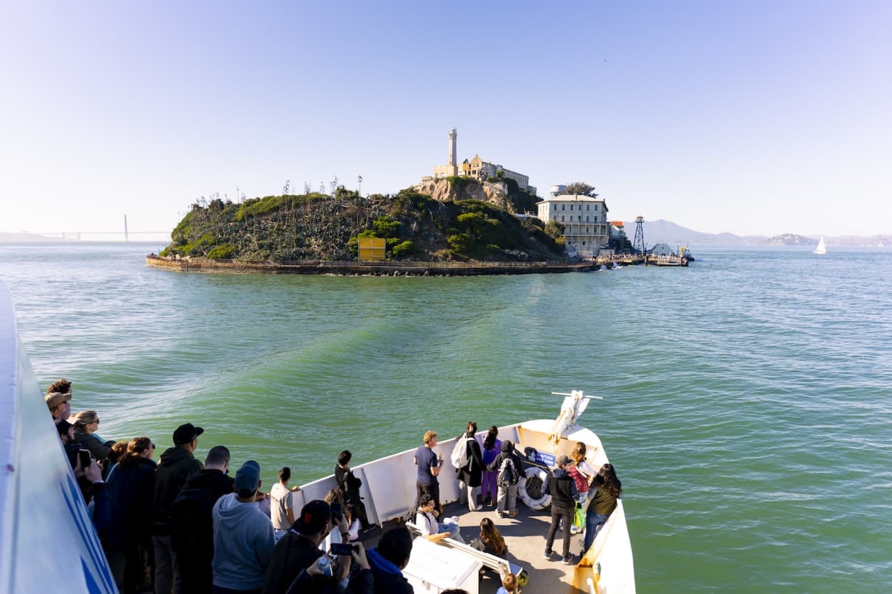 Official Alcatraz Island Admission Ticket + Audio Tour with Roundtrip Ferry by Alcatraz City Cruises - სურათი 8