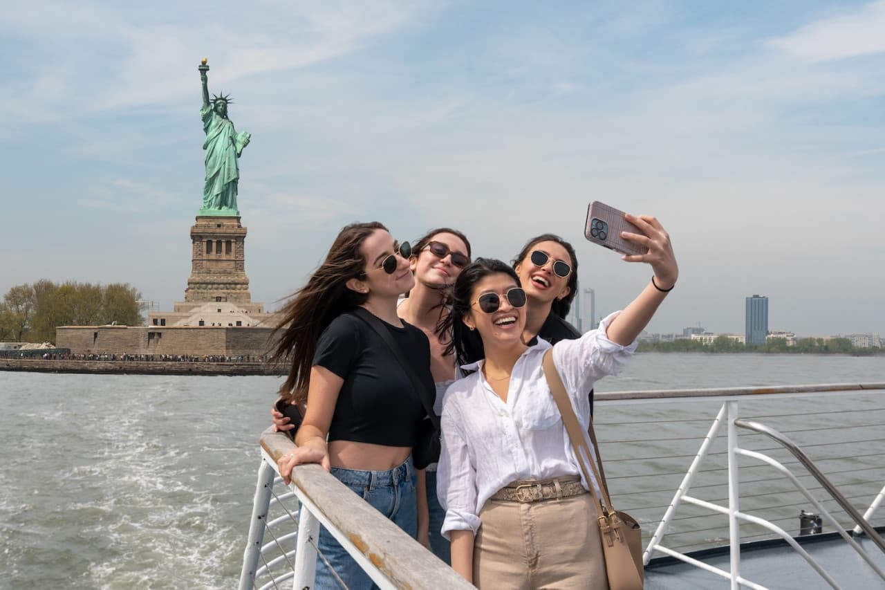 Official Statue of Liberty & Ellis Island Admission Ticket + Roundtrip Ferry by Statue City Cruises - სურათი 3