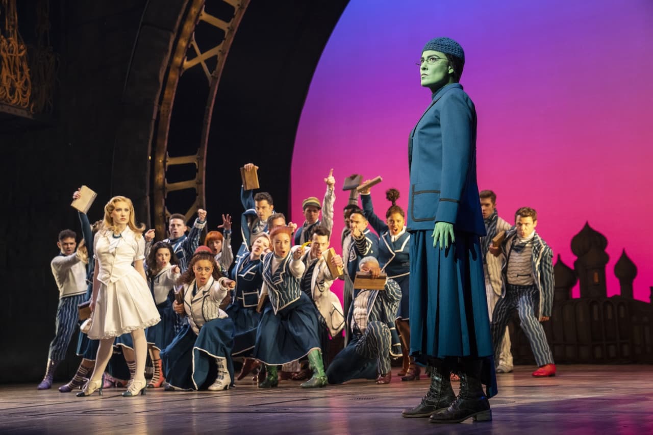 Wicked Broadway Show Ticket in New York - სურათი 6