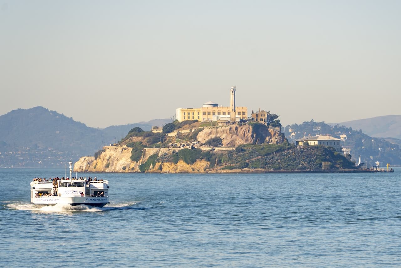 Official Alcatraz Island Admission Ticket + Audio Tour with Roundtrip Ferry by Alcatraz City Cruises - მთავარი სურათი