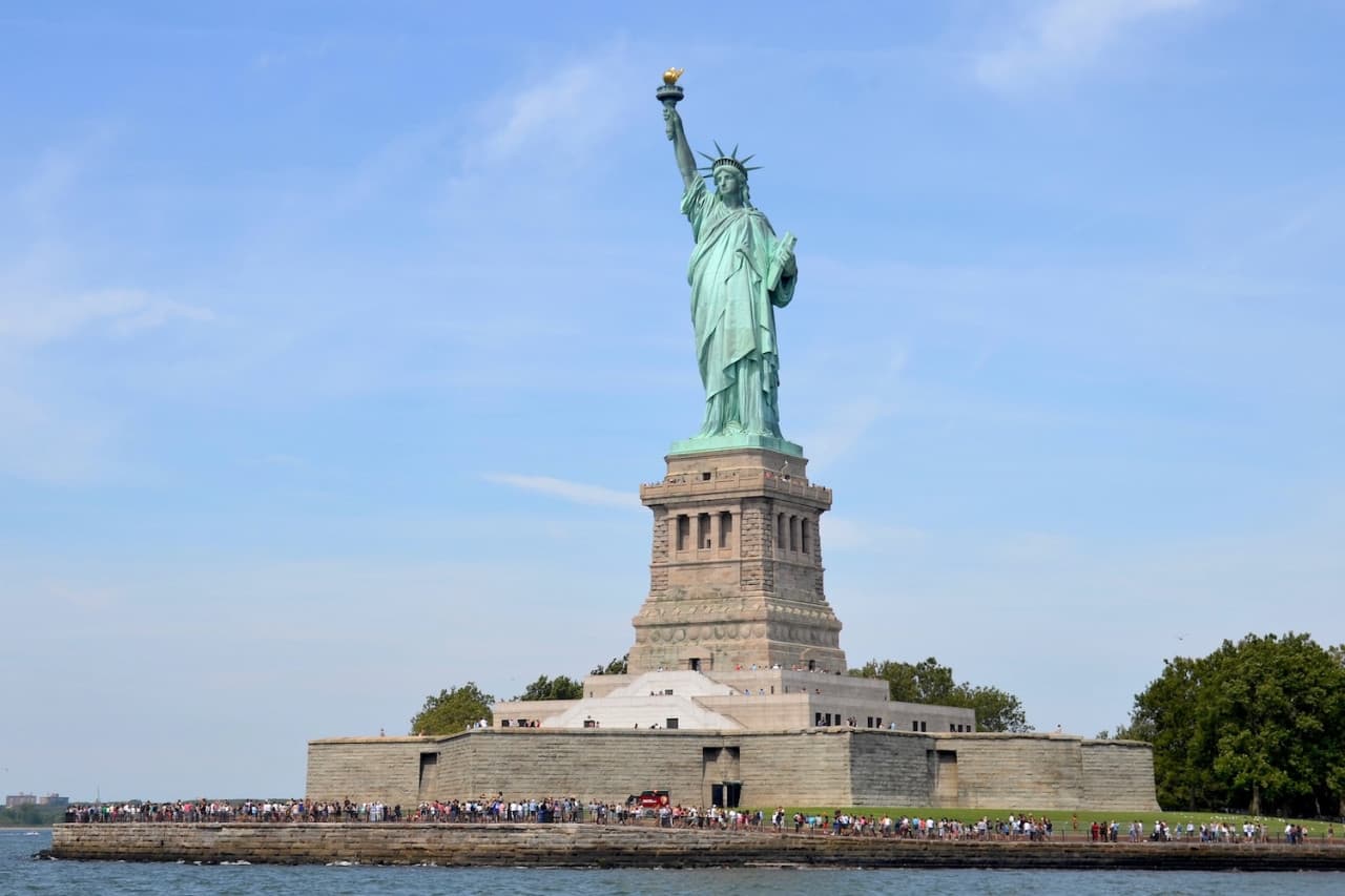 Official Statue of Liberty & Ellis Island Admission Ticket + Roundtrip Ferry by Statue City Cruises - სურათი 5