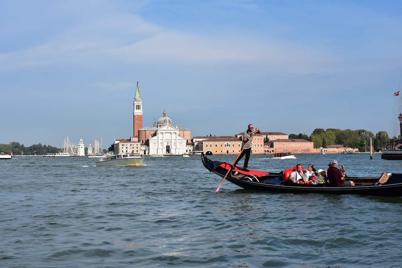 Venice: Gondola Ride with Live Commentary - სურათი 3