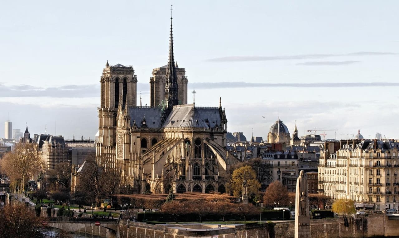 Notre Dame Exterior Tour with English- or Spanish-Speaking Guide & Cathedral Entry - სურათი 3