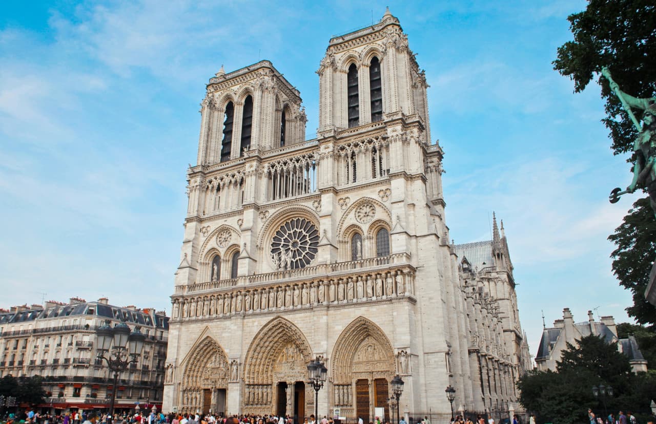 Notre Dame Exterior Tour with English- or Spanish-Speaking Guide & Cathedral Entry - სურათი 8