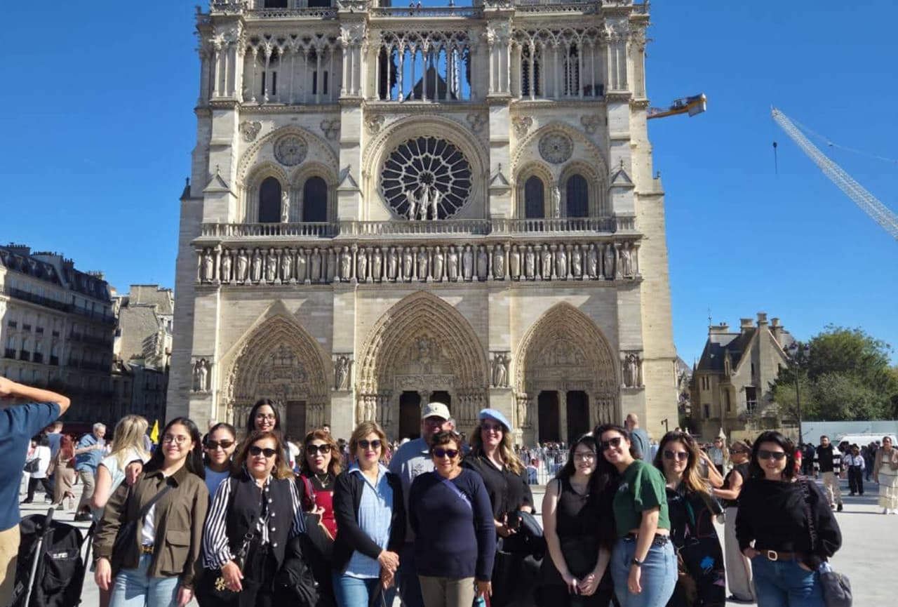 Notre Dame Exterior Tour with English- or Spanish-Speaking Guide & Cathedral Entry - სურათი 9