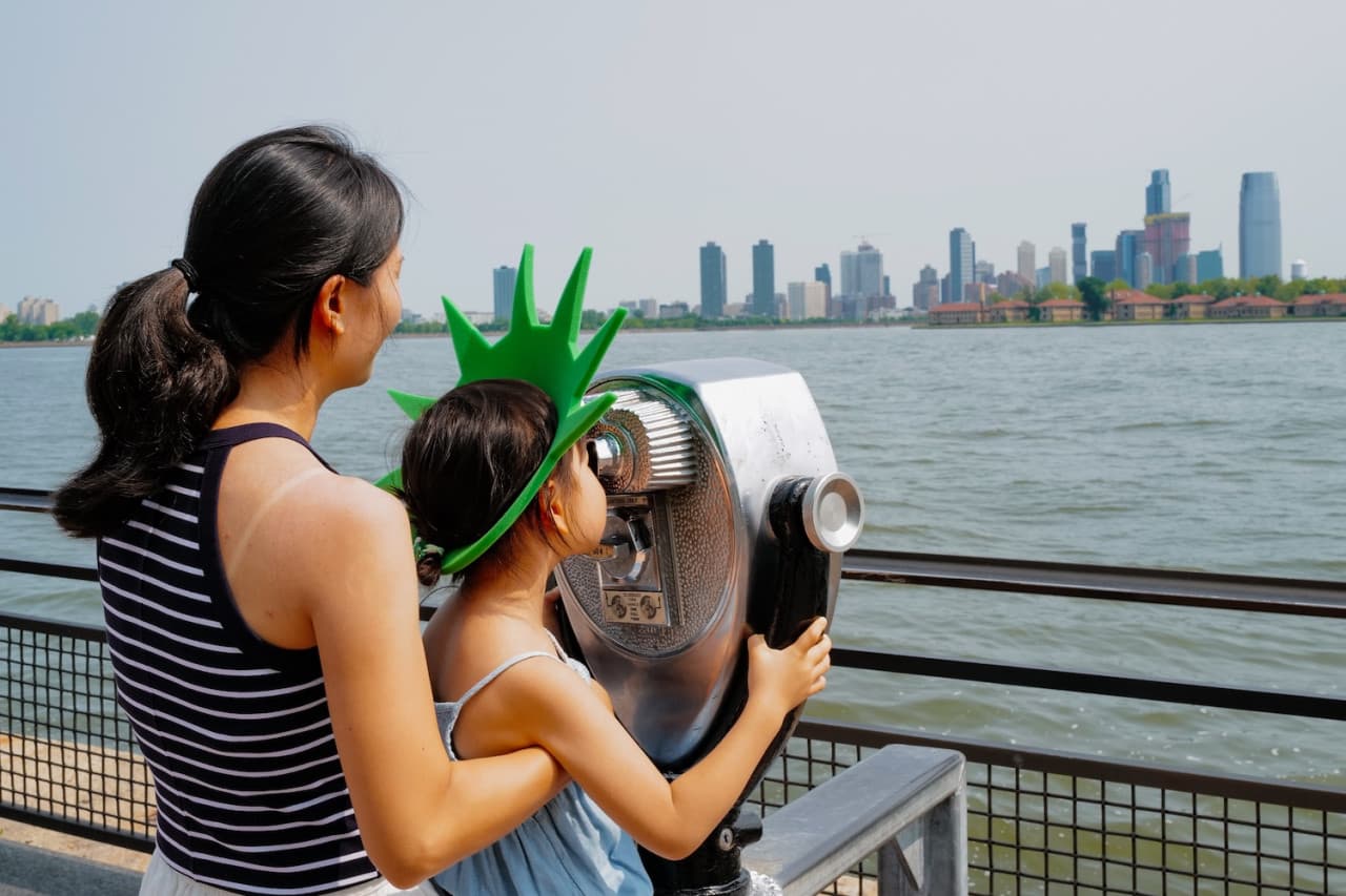 Official Statue of Liberty & Ellis Island Admission Ticket + Roundtrip Ferry by Statue City Cruises - სურათი 8