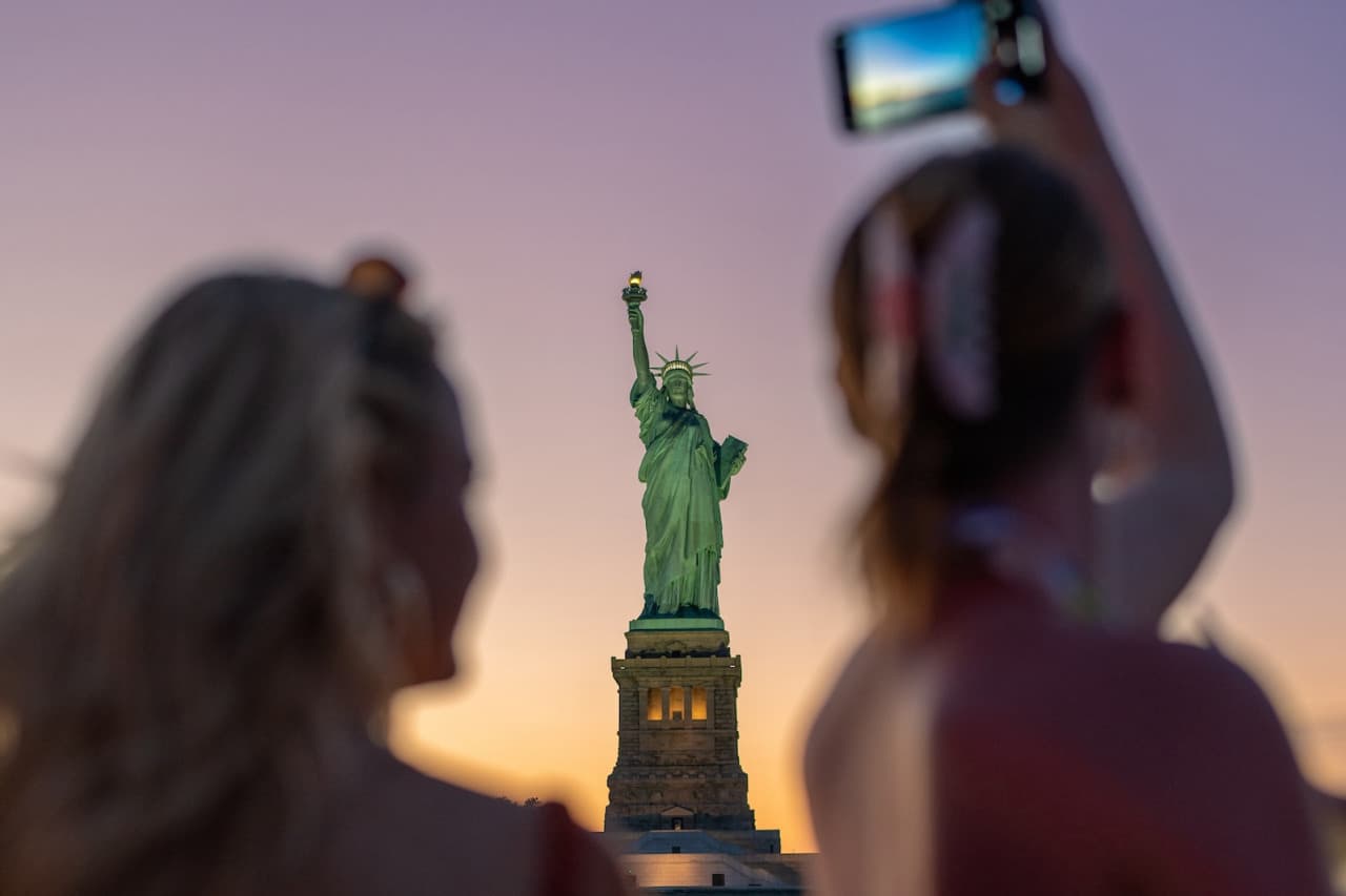 Circle Line "NYC Harbor Lights" Evening Cruise (2 hours): Reserved Straight-to-Board Ticket - სურათი 3