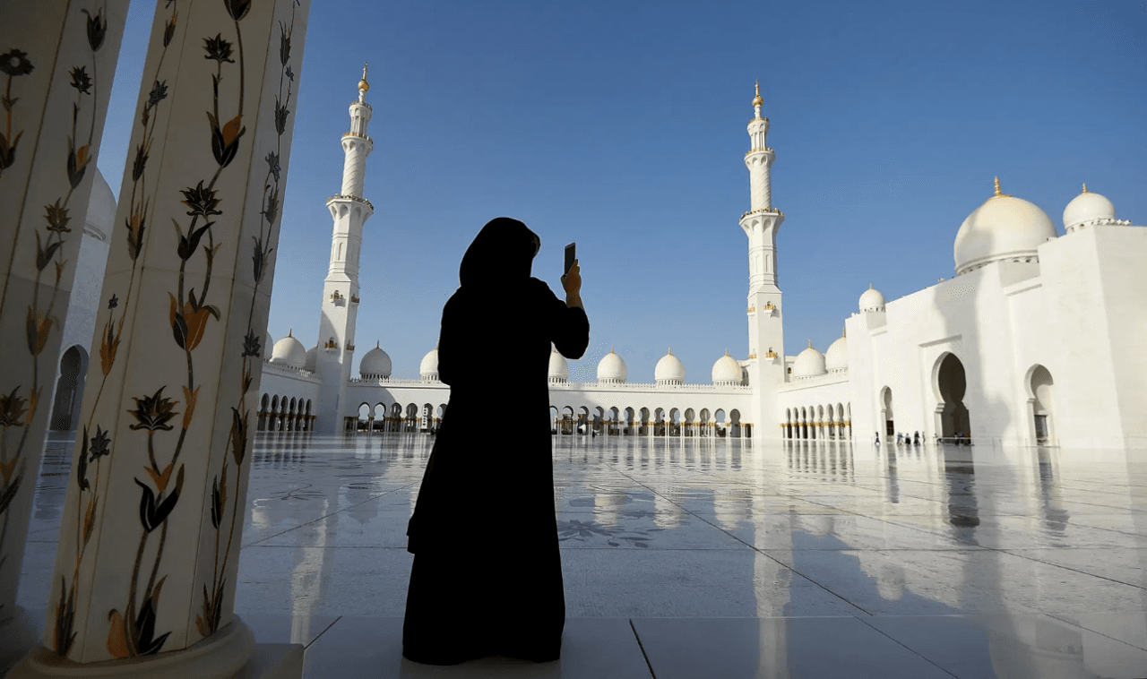 Abu Dhabi Full-Day Tour from Dubai: Sheikh Zayed Mosque, Emirates Palace, Corniche - სურათი 2