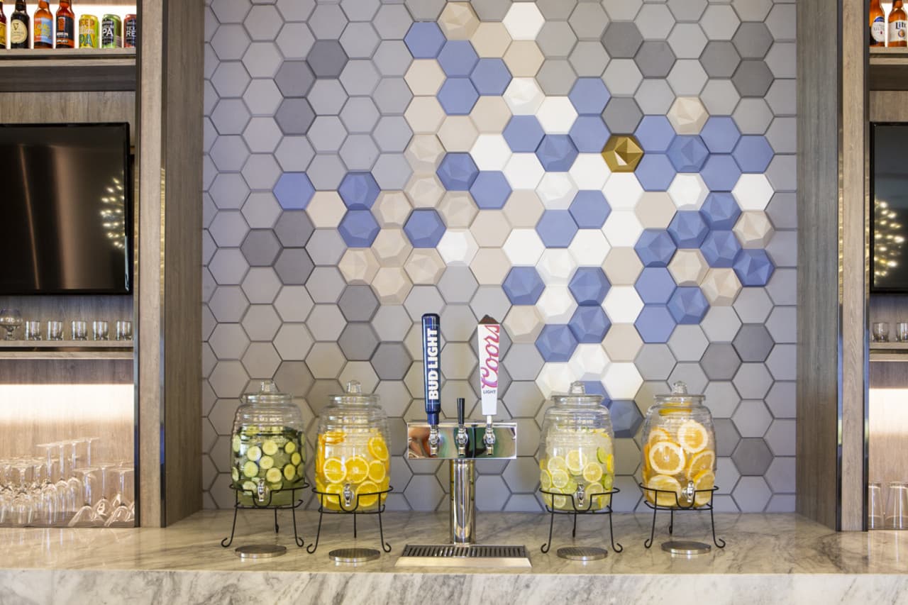 Plaza Premium Lounge - Dallas Fort Worth International Airport Terminal E - სურათი 6