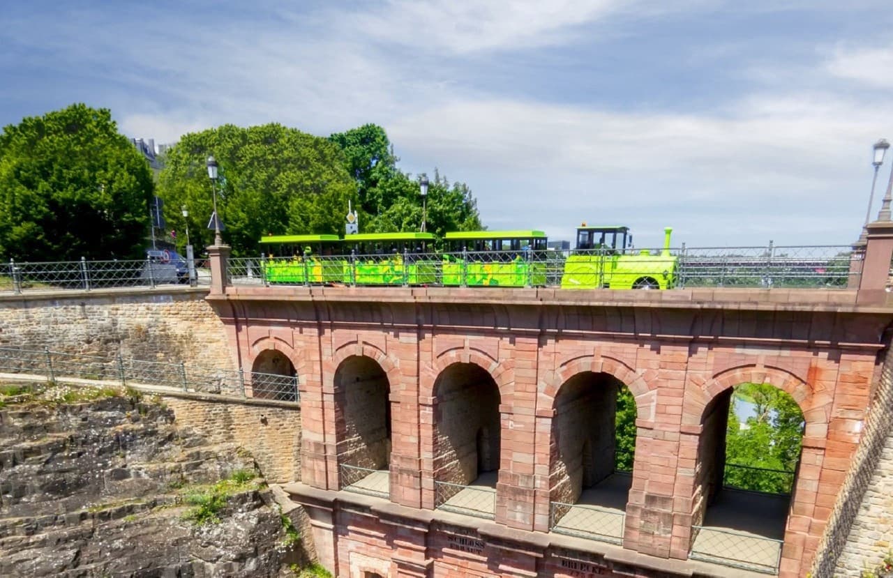 City Train in Old Town Luxembourg - სურათი 2