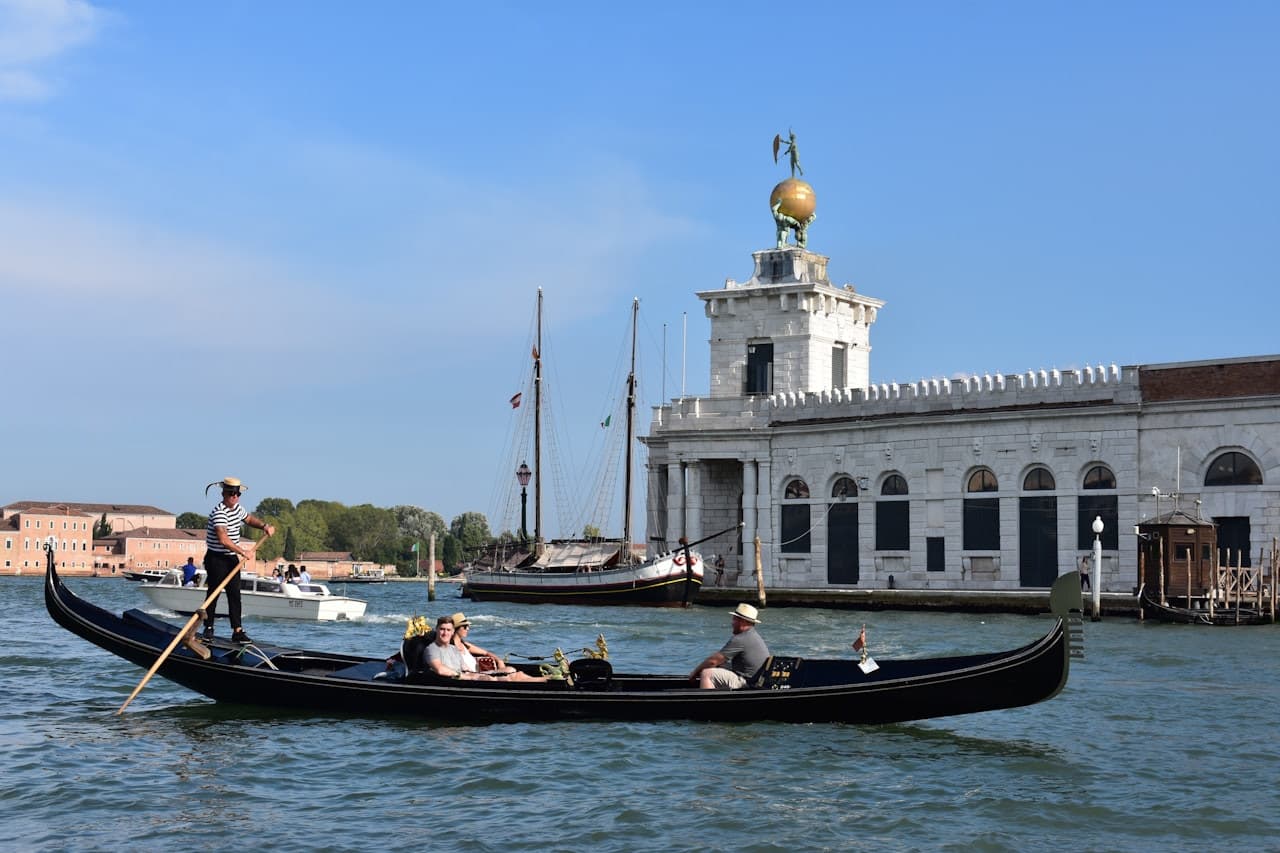 Venice: Gondola Ride with Live Commentary - სურათი 7