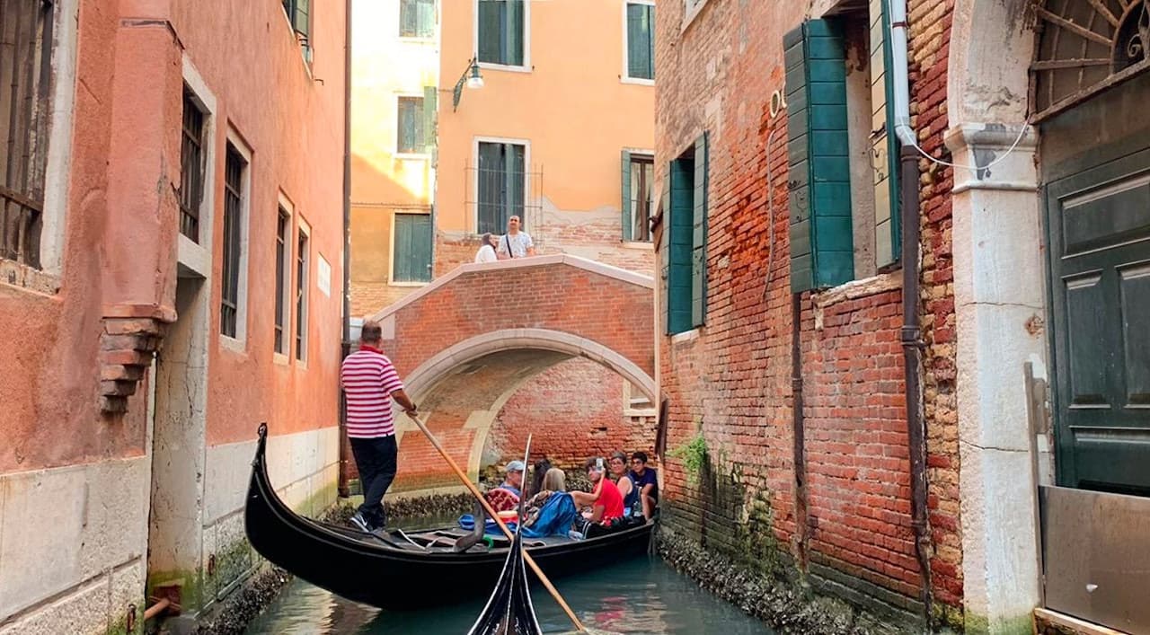 Venice: Gondola Ride with Live Commentary - სურათი 6