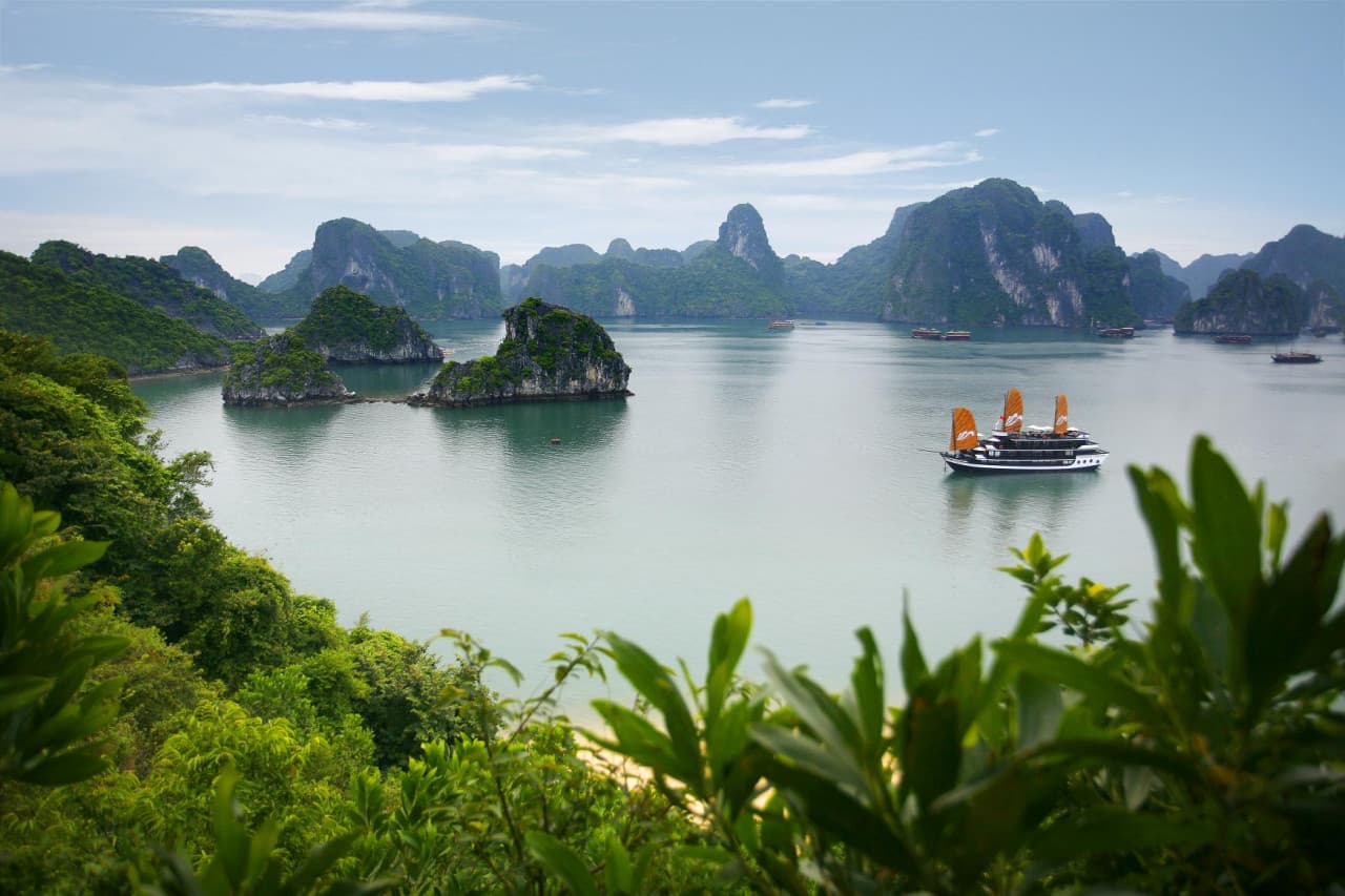 Ha Long Bay Cruise with Round Trip Transfer from Hanoi - სურათი 2