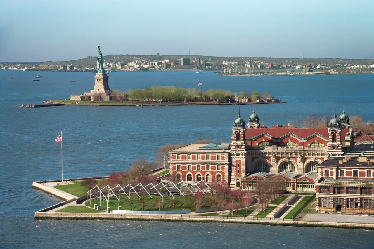 Official Statue of Liberty & Ellis Island Admission Ticket + Roundtrip Ferry by Statue City Cruises - სურათი 2