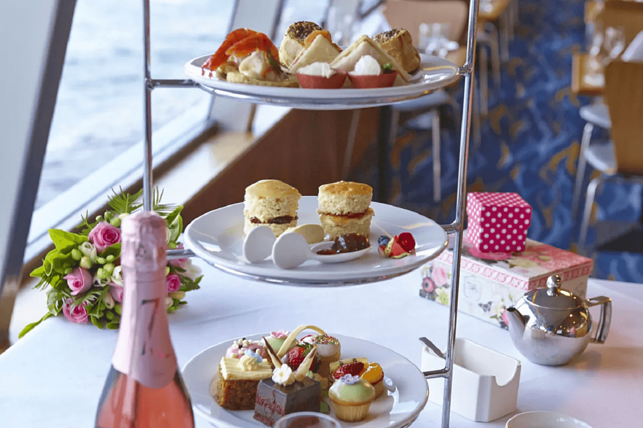 Sydney Harbour High Tea Cruise aboard Captain Cook Cruises - სურათი 3