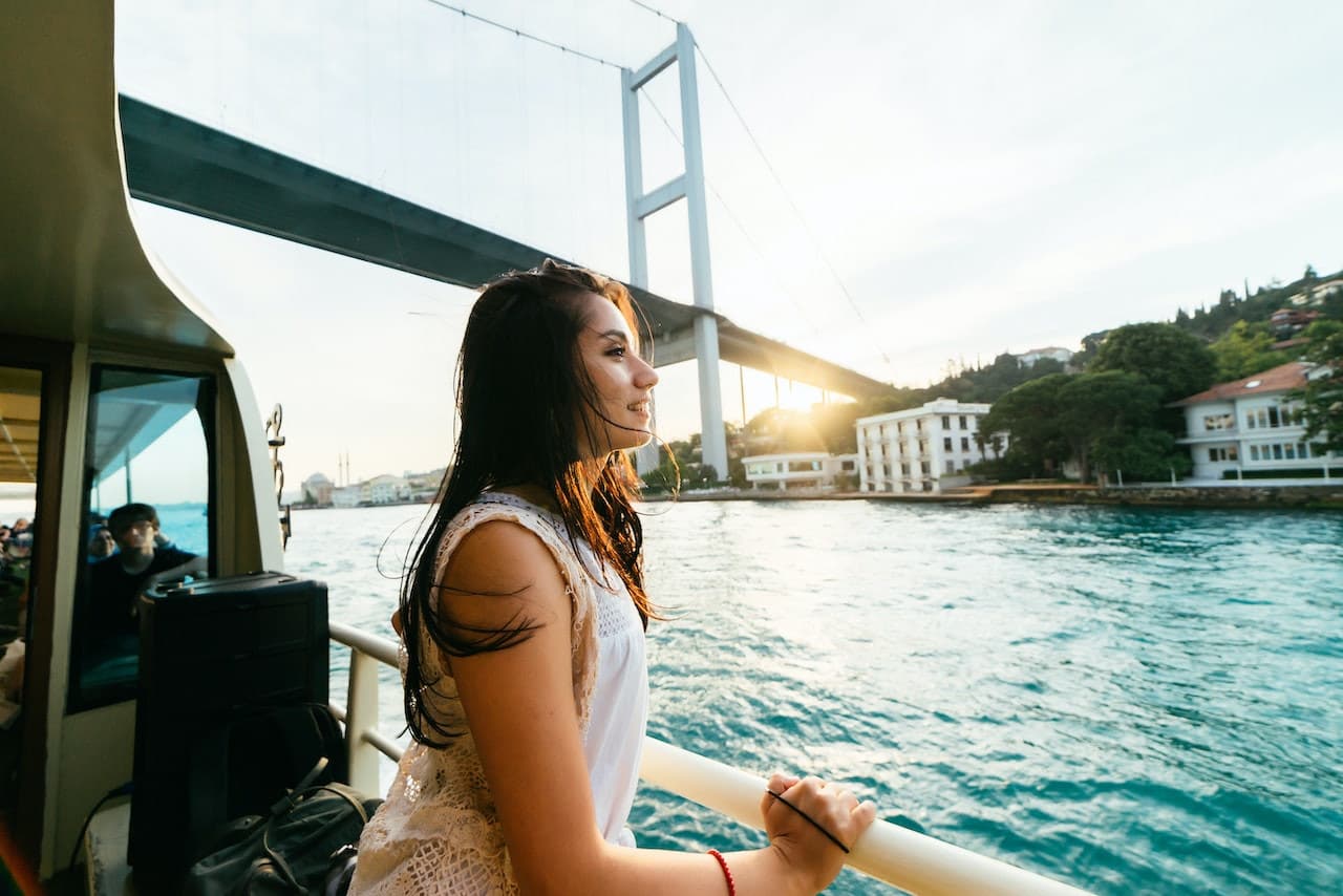 Bosphorus Sightseeing Cruise on a Luxury Yacht - სურათი 12