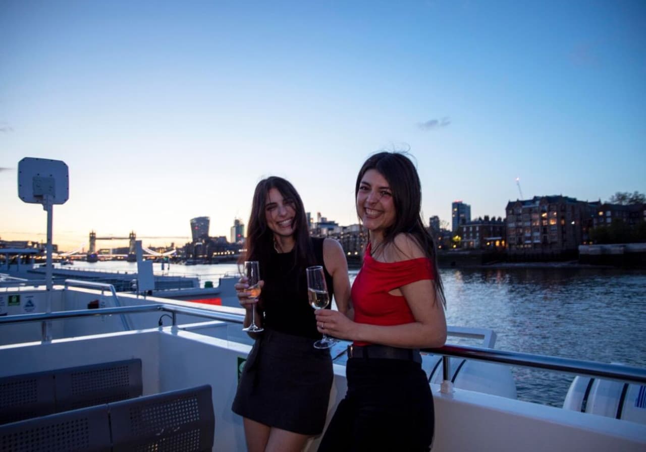 London Evening Cruise with Canapés and Music - სურათი 2