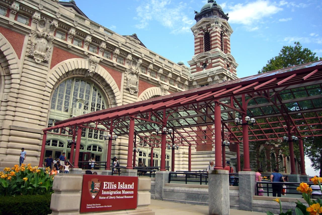 Official Statue of Liberty & Ellis Island Admission Ticket + Roundtrip Ferry by Statue City Cruises - სურათი 9