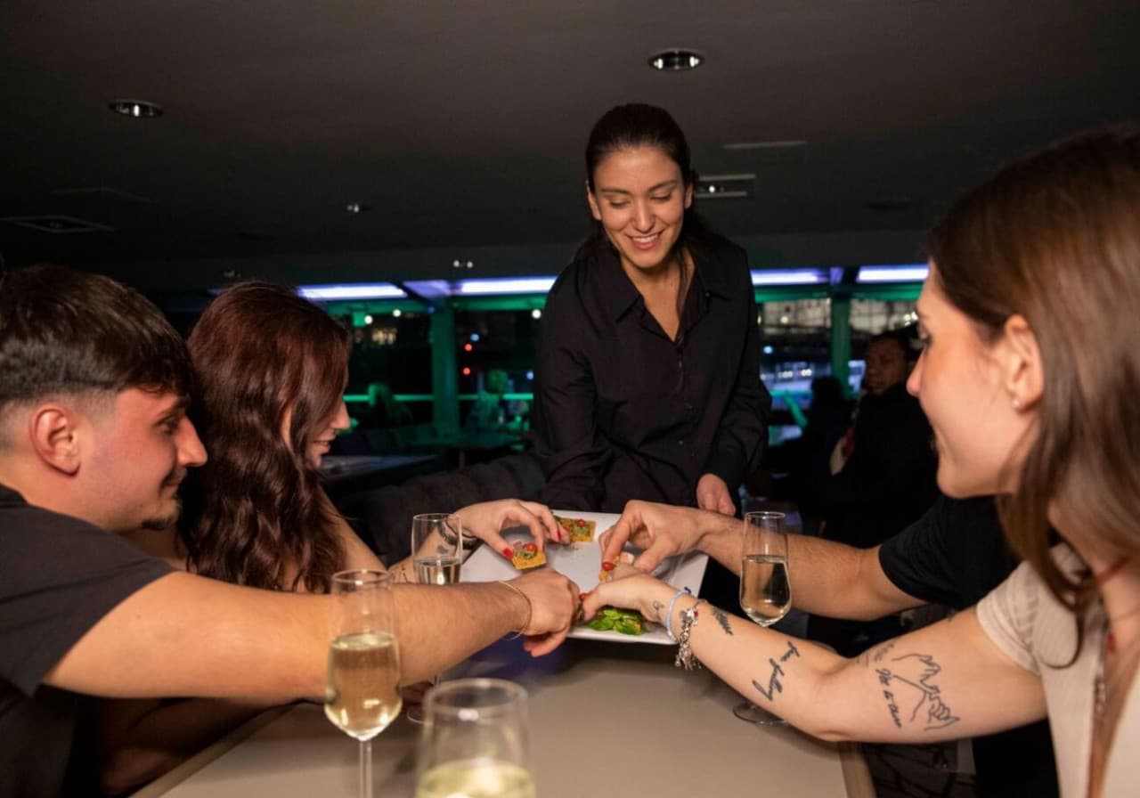 London Evening Cruise with Canapés and Music - სურათი 3