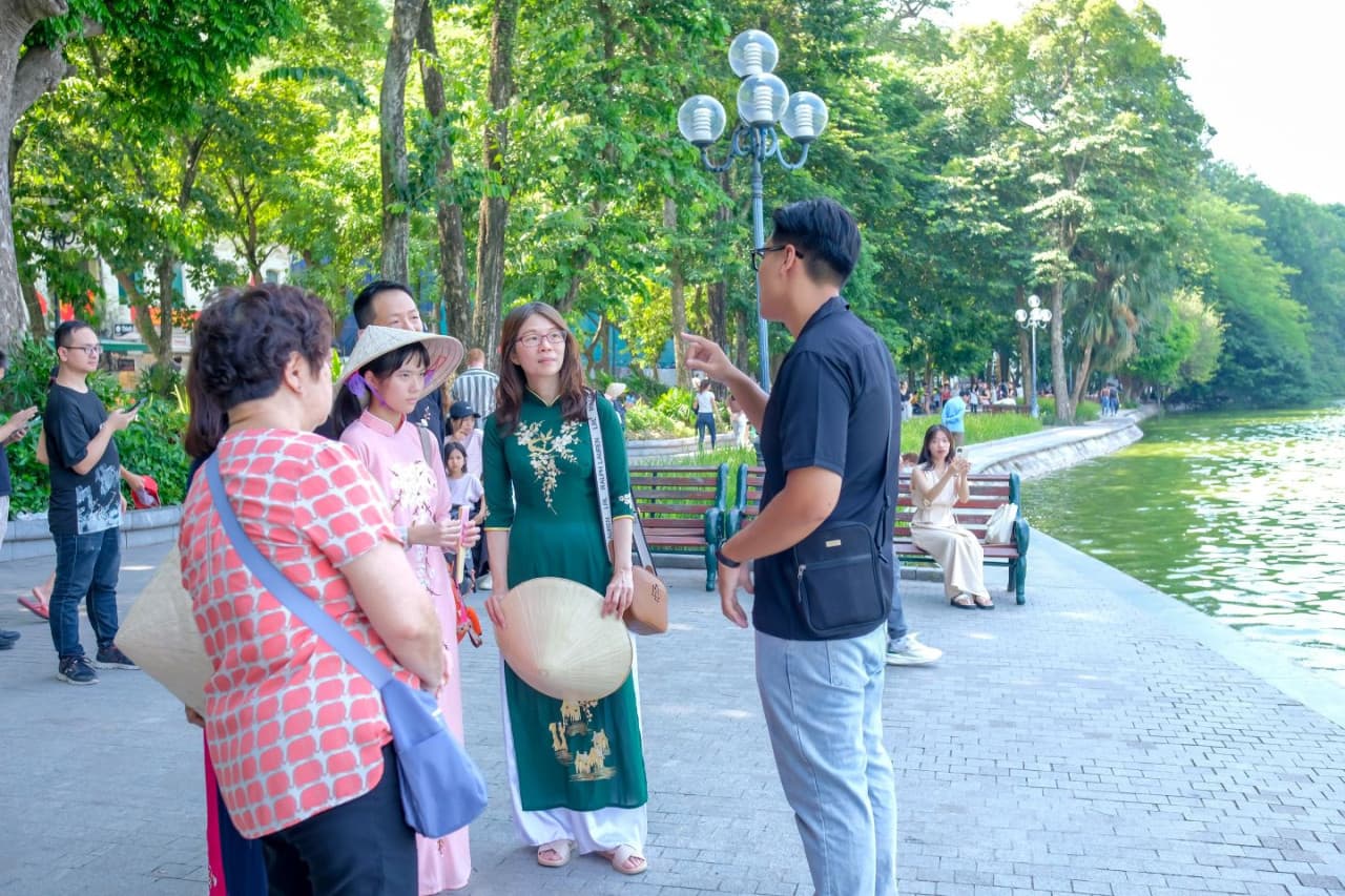 Hanoi Instagram Tour: Ceramic Mosaic Mural, Sword Lake, Long Bien Bridge - სურათი 7