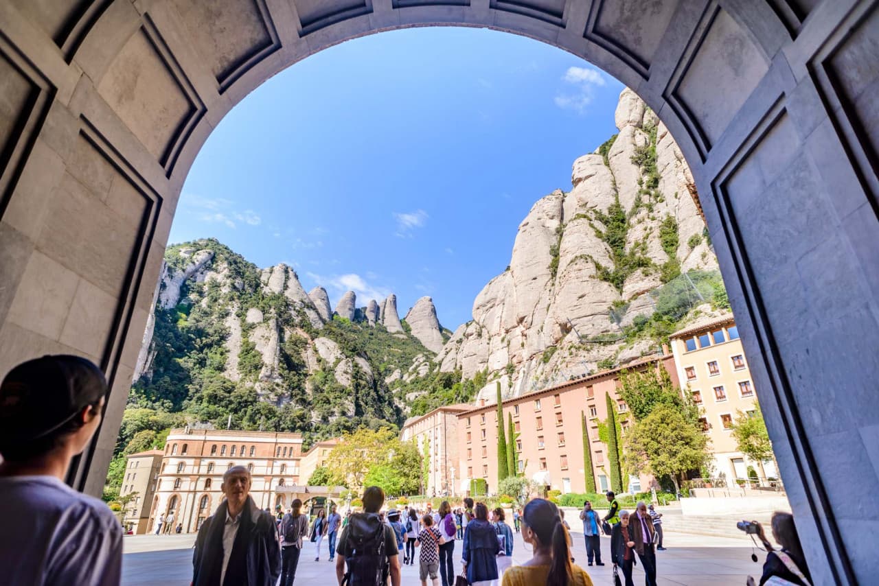 Montserrat, Girona, and Costa Brava Tour from Barcelona - სურათი 3