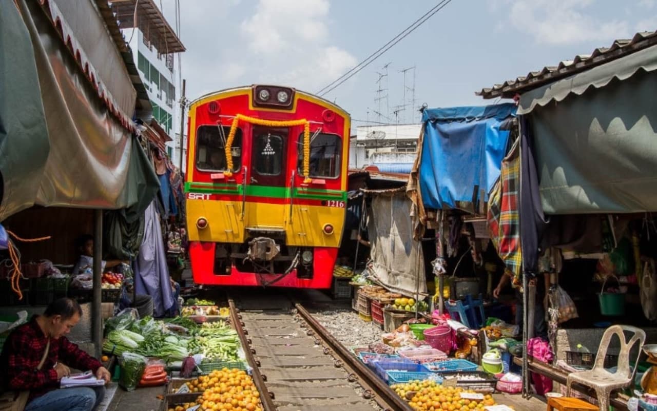 Maeklong Railway Market and Damnoen Saduak Floating Market Half-Day Tour - მთავარი სურათი