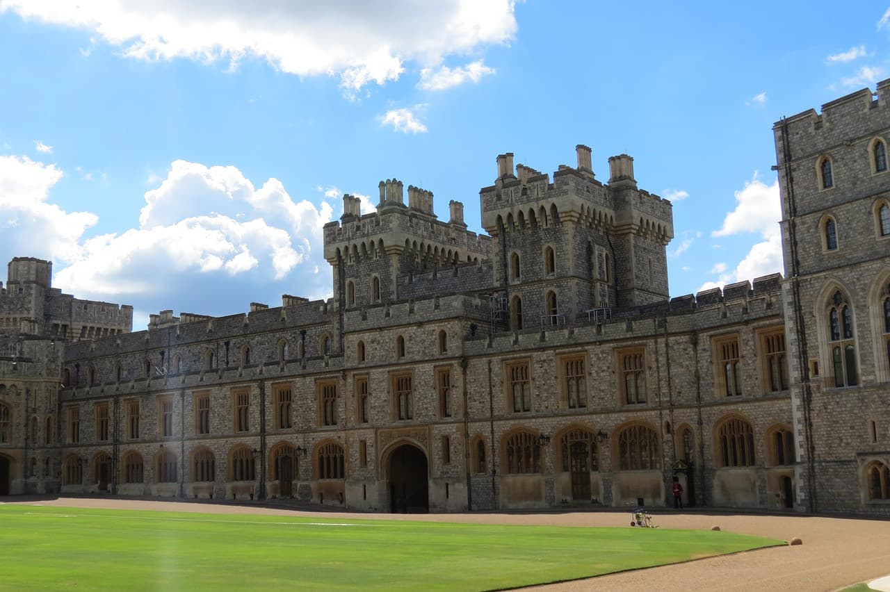 Windsor Castle, Stonehenge and Bath Tour with Lunch in Lacock - სურათი 4